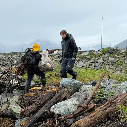 Together with businesses, schools, and public sector and voluntary organisations, The Norwegian seafood industry is participating in a bid to tackle plastic pollution in marine waters, here seen from the clean-up in 2024.