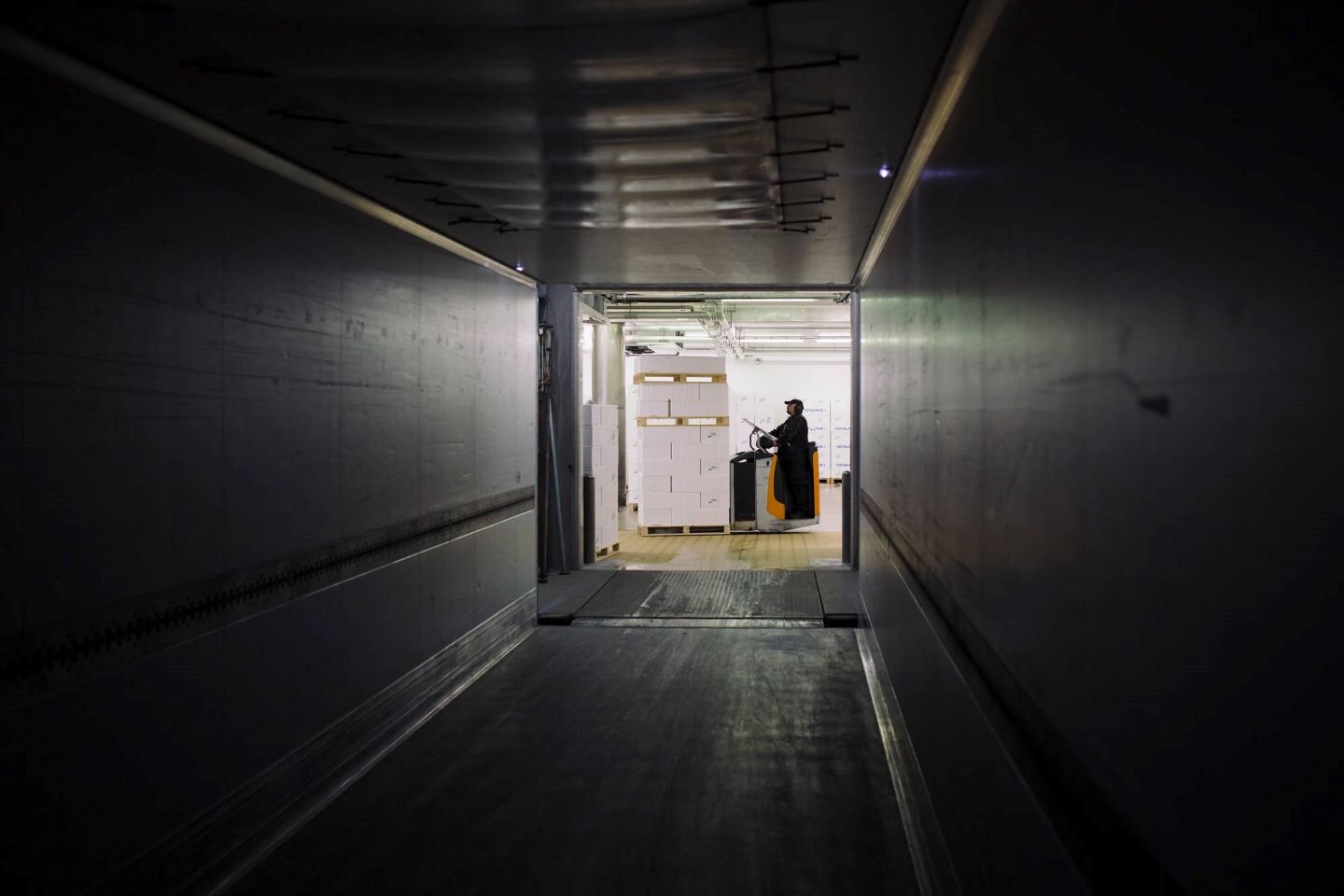 Bilde av laksetrailer som lastes